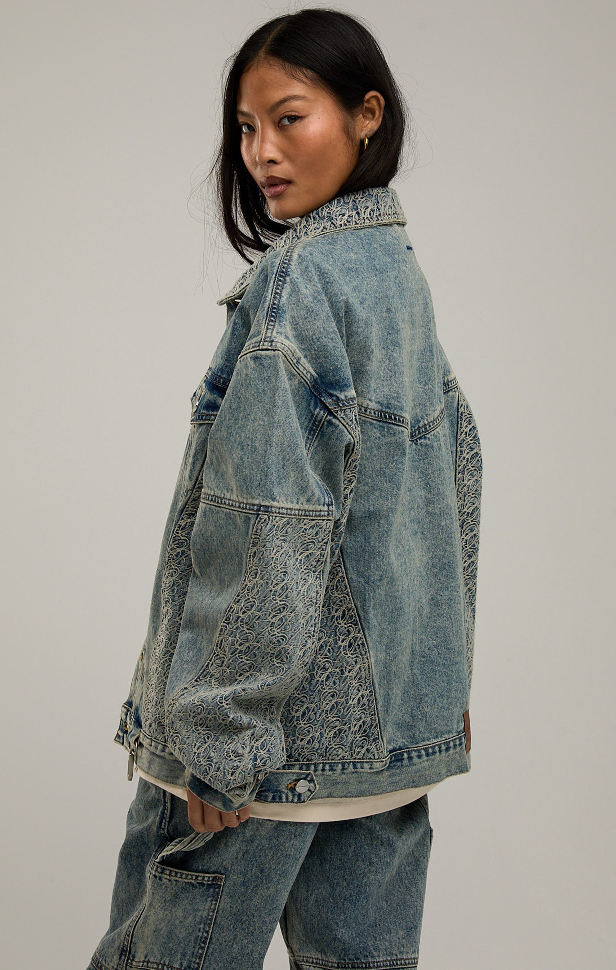 SIGNATURE STITCH DENIM JACKET