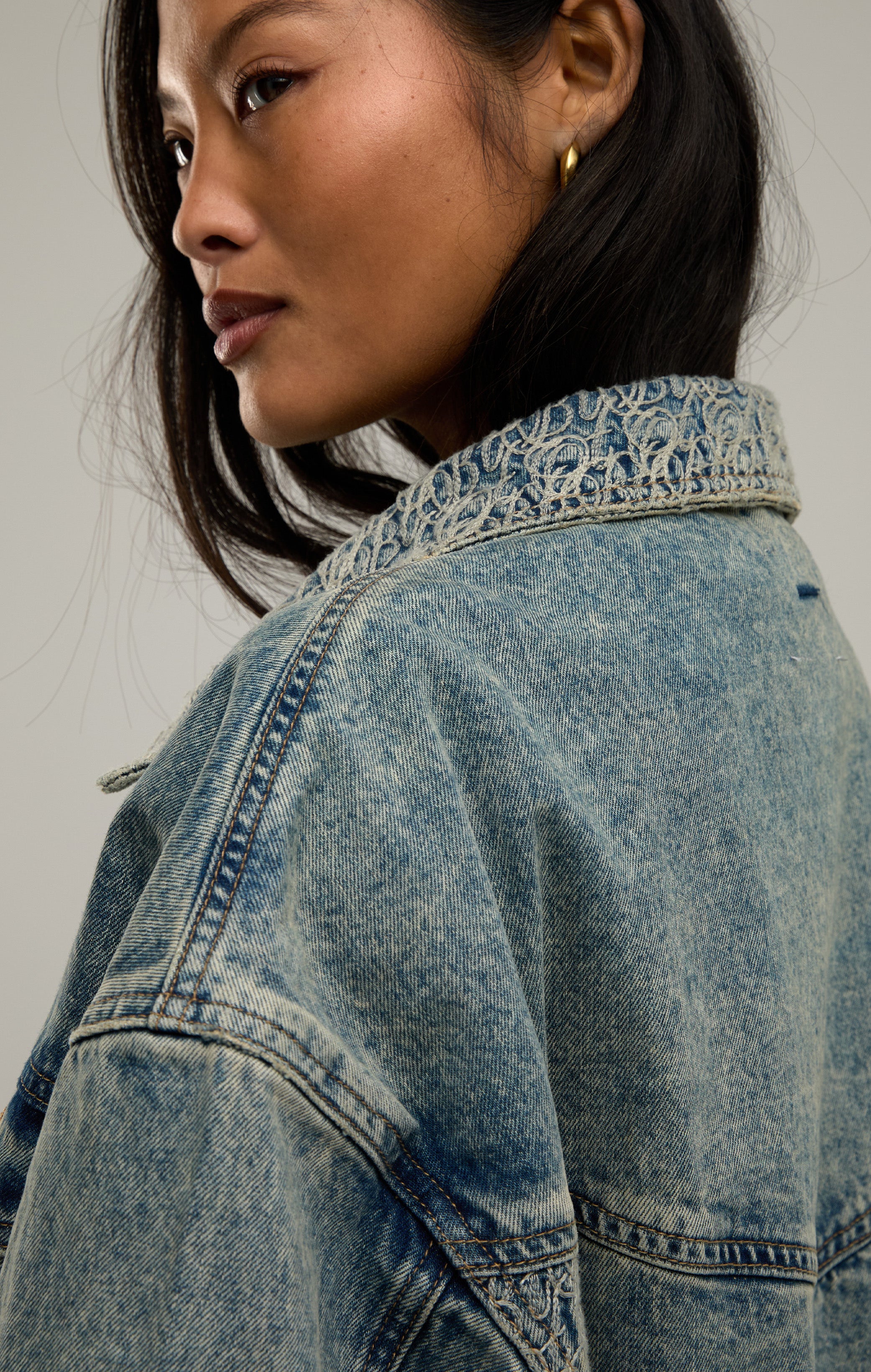 SIGNATURE STITCH DENIM JACKET